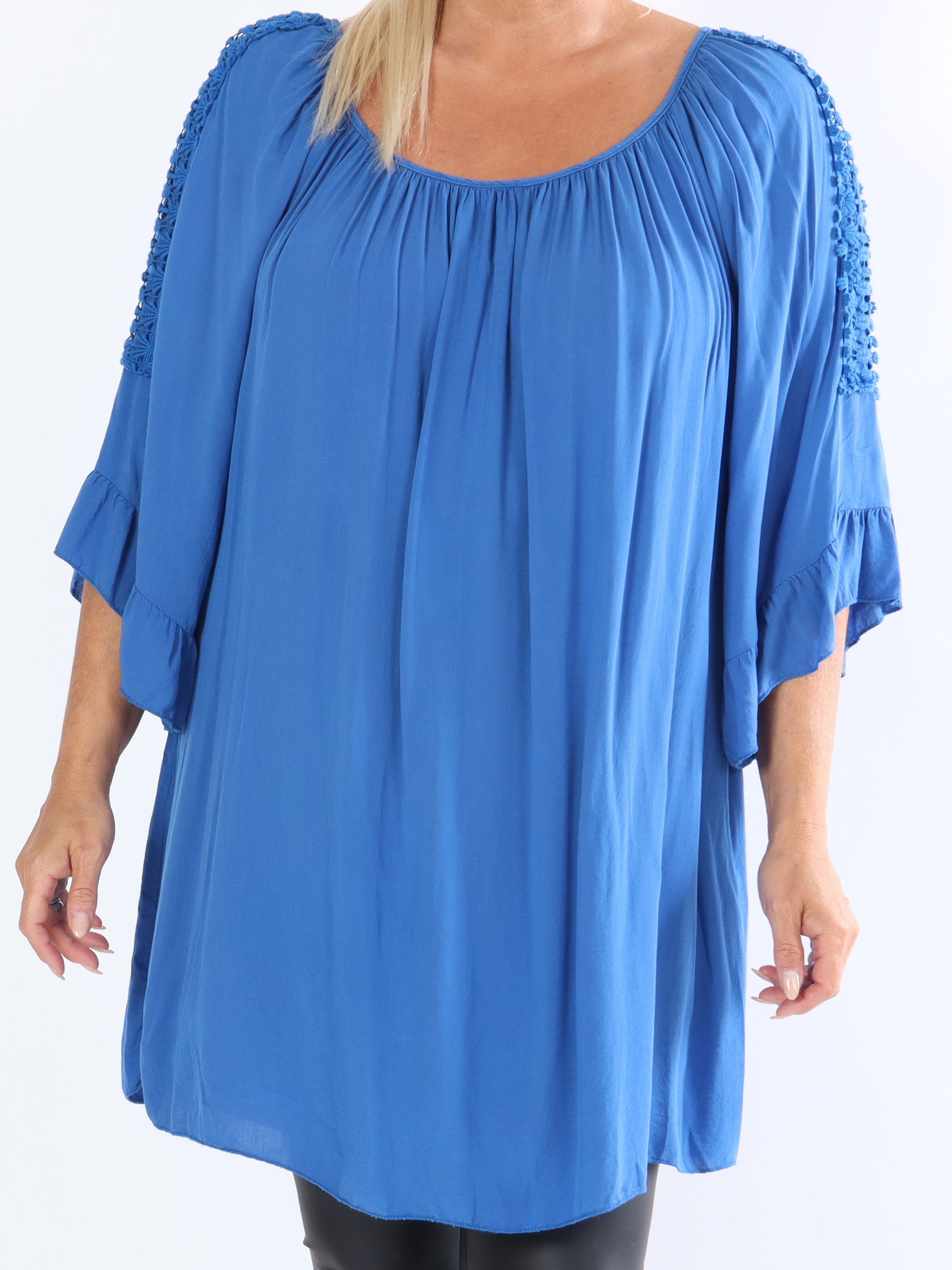 Samara - Plus size tunika med søde broderinger på ærmerne